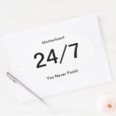 Moederschap, je maakt Bumpersticker nooit af Ovale Sticker (Envelop)