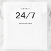 Moederschap, je maakt Bumpersticker nooit af Ovale Sticker (Tas)