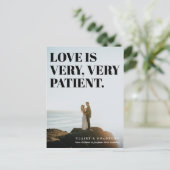 Moedige en brutale typografische uitgestelde bruil aankondigingskaart (Staand voorkant)