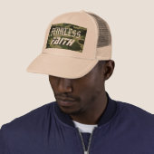 Moedige geloofshoed trucker pet (In situ)