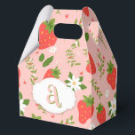 Moeie aardbeipatroon cadeau verpakkingsdoos bedankdoosjes<br><div class="desc">Verhelder je ruimte met dit charmante aardbei- en bloemenpatroon, met de hand getekende rode aardbeien, delicate witte bloemen en weelderig groen tegen een zachte roze achtergrond. Dit speelse, natuurgetrouwe ontwerp is perfect voor zomerdecoratie, kantoorartikelen, kleding en accessoires. Personaliseer je unieke patroon met een op maat gemaakte monograminitiaal. Of je nu...</div>