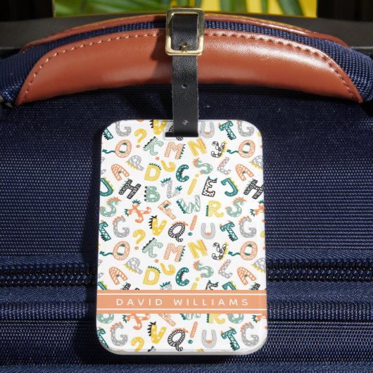 Moeie Dinosaurus Alfabet Patroon Aangepaste Naam Bagagelabel (Voorkant Insitu 2)