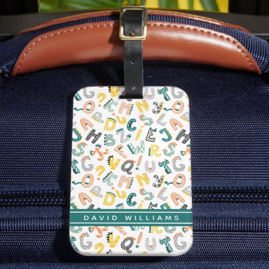 Moeie Dinosaurus Alfabet Patroon Aangepaste Naam Bagagelabel (Voorkant Insitu 2)