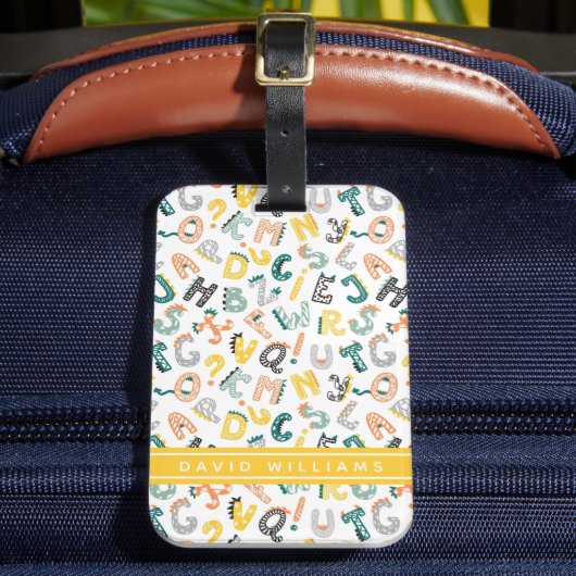 Moeie Dinosaurus Alfabet Patroon Aangepaste Naam Bagagelabel (Voorkant Insitu 2)