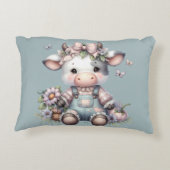 Moeie Pastelkleurige Babykoe in Overall met Bloeme Accent Kussen (Achterkant)