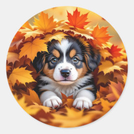 Moeie puppy hond in herfstbladeren ronde sticker