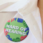 Moeilijk om groene roze blauwe tropische bladeren  ronde button 7,6 cm<br><div class="desc">Nog een tropische hardhoorbadge van JessicaAmber - vraag naar aangepaste bestellingen! Deze knop bevat de slogan "Hard of Hearing" in een vette lettersoort, omgeven door een rand van groene, roze en blauwe monstera-bladeren. U kunt de tekst indien nodig bewerken. Een groot cadeau voor je moeder die een hoorapparaat draagt. ⭐...</div>