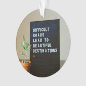 Moeilijke wegen leiden tot prachtige bestemmingen ornament (voorkant)