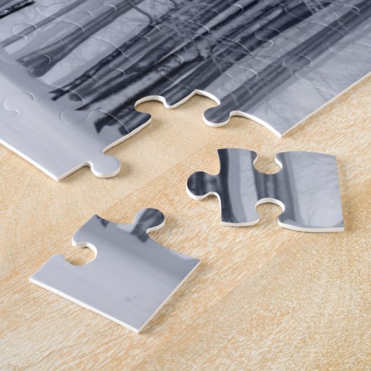 Moeilijke zwart-witte winterbesneeuwde bomen legpuzzel (Zijkant)