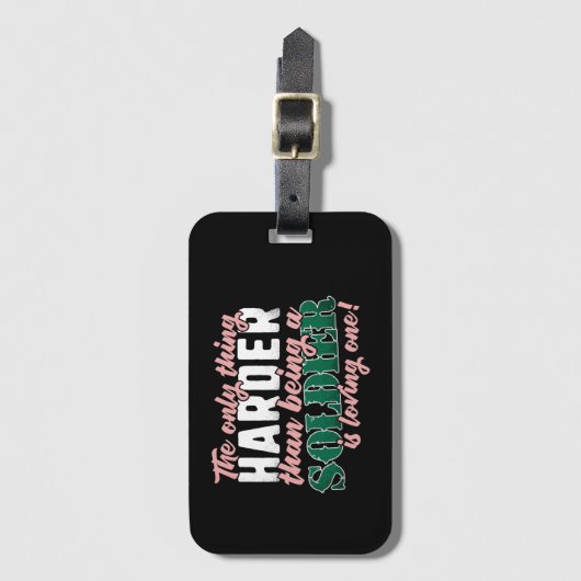 Moeilijker dan van een soldaat te houden - Militai Bagagelabel (Voorkant (verticaal))