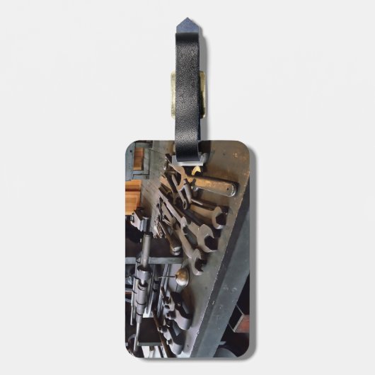 Moersleutels en Olie blikje in Machine Shop Bagagelabel (Achterkant verticaal)