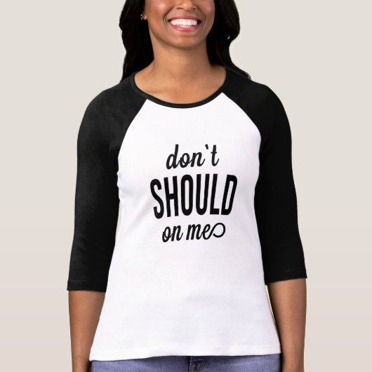 Moet niet op me zitten? t-shirt (Voorkant)