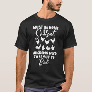 Moet thuis zijn door zonsondergang Kippen moeten w T-shirt