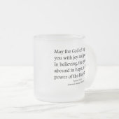 Moge God u hoop, vreugde en vredelievende Romeinen Matglas Koffiemok (Voorkant rechts)