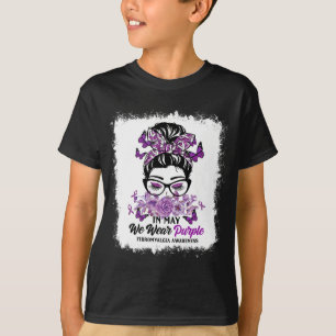 Mogen we Paarse Messy Bun Fibromyalgia Awarenes Dr T-shirt