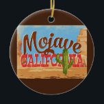 Mojave California Cartoon Desert Vintage Travel Keramisch Ornament<br><div class="desc">Mojave California neo vintage reisontwerp in een grappige cartoon retro stijl met de woestijn,  een cactus en rotsen. Blauw,  bruin en rood met groene cactus.</div>