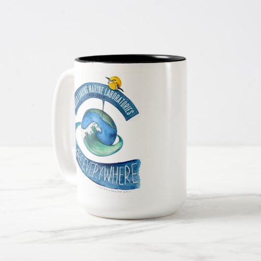 Mok (15 oz): met twee tonaliteiten, we zijn overal (Voorkant links)