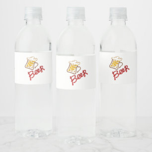 Mok bier en etiket op flesje met schuimwater