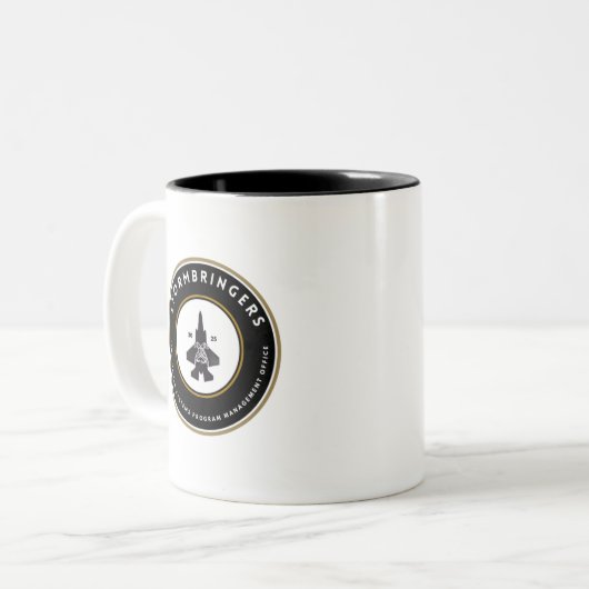 Mok dark logo (Voorkant links)