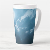 Mok-dramatisch zonlicht door wolken latte mok (Rechterhoek)