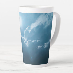 Mok-dramatisch zonlicht door wolken latte mok