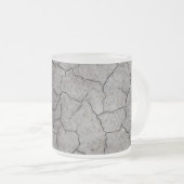 Mok: Droog gekraakte grijze bodemklei. Bevriesde a Matglas Koffiemok (Voorkant rechts)