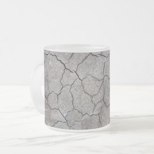 Mok: Droog gekraakte grijze bodemklei. Bevriesde a Matglas Koffiemok (Voorkant links)