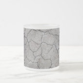 Mok: Droog gekraakte grijze bodemklei. Bevriesde a Matglas Koffiemok (Center)