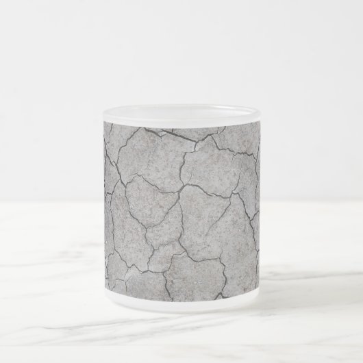 Mok: Droog gekraakte grijze bodemklei. Bevriesde a Matglas Koffiemok (Center)