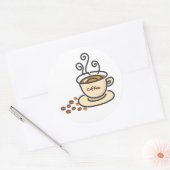 Mok en koffiebonen, warm koffie ronde sticker (Envelop)