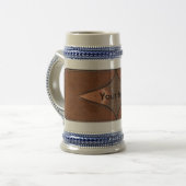 Mok en monogrammen van leder-etiket (Voorkant links)