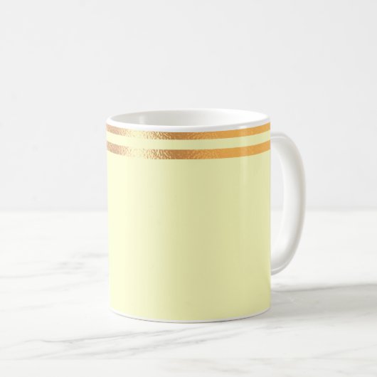 Mok gele en goudmageremelkkoffie (Voorkant rechts)