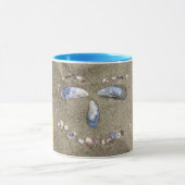 Mok gele zijde gemaakt in zand met zeeschelpen (Midden)