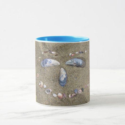 Mok gele zijde gemaakt in zand met zeeschelpen (Midden)