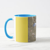 Mok gele zijde gemaakt in zand met zeeschelpen (Links)