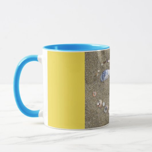 Mok gele zijde gemaakt in zand met zeeschelpen (Links)