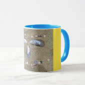 Mok gele zijde gemaakt in zand met zeeschelpen (Voorkant rechts)