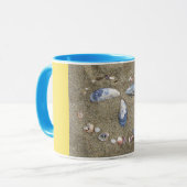 Mok gele zijde gemaakt in zand met zeeschelpen (Voorkant links)