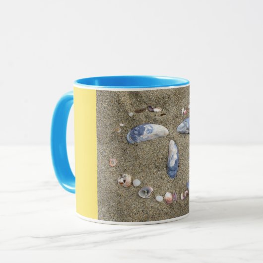 Mok gele zijde gemaakt in zand met zeeschelpen (Voorkant links)