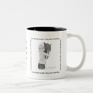 Mok, iedereen heeft nu en dan een knuffel nodig tweekleurige koffiemok