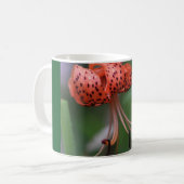 mok koffie met oranje gevlekte lib (Voorkant links)