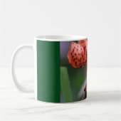 mok koffie met oranje gevlekte lib (Links)