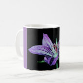mok koffie met paarse bloem. (Voorkant links)