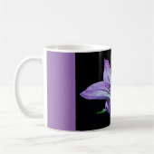 mok koffie met paarse bloem. (Links)