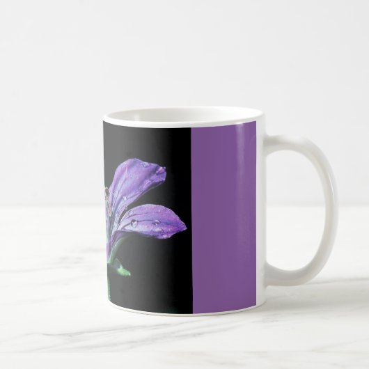 mok koffie met paarse bloem. (Rechts)