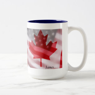 Mok koffie onder Amerikaanse en Canadese vlag