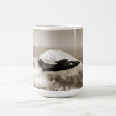 Mok: Marine Corps vliegtuig over Mt Fuji, Japan Koffiemok (Center)