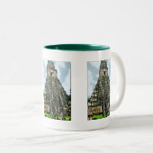 Mok: Mayantempel in Tikal, Guatemala Tweekleurige Koffiemok (Voorkant rechts)