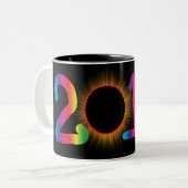 Mok met 2017 zonnecriskel-afbeelding voor 2017 (Voorkant links)