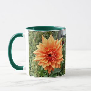 Mok met 2 foto's van oranje dahlias